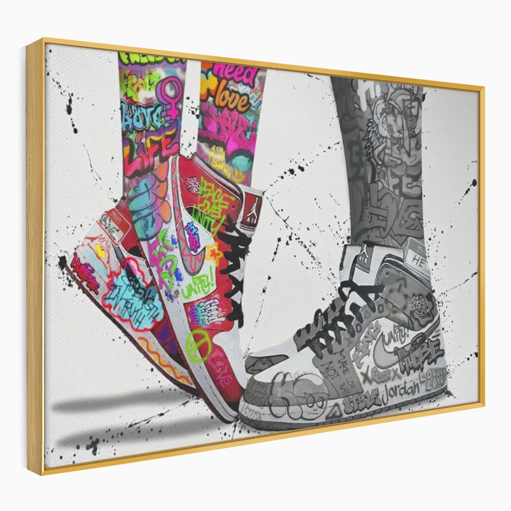 Tablou canvas cu tablou canvas cu adidasi graffiti si picioare, in rama de aluminiu auriu